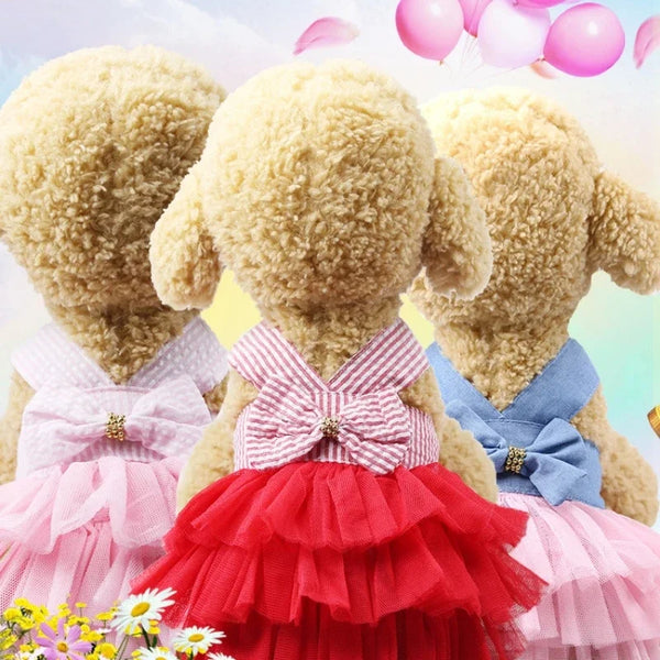 Drei flauschige Hundedogspußfiguren in rosa und roten Rüschen-Netzkleidern