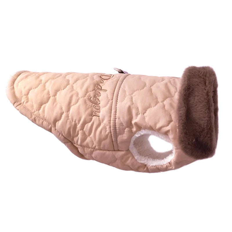Veste en duvet beige clair à motif capitonné avec un col en fourrure marron et une ouverture en forme d'œil.