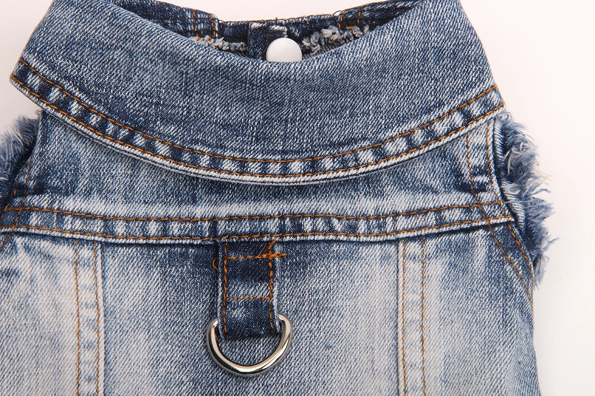 Gros plan d'une veste en denim bleu avec col et détails de boutons.
