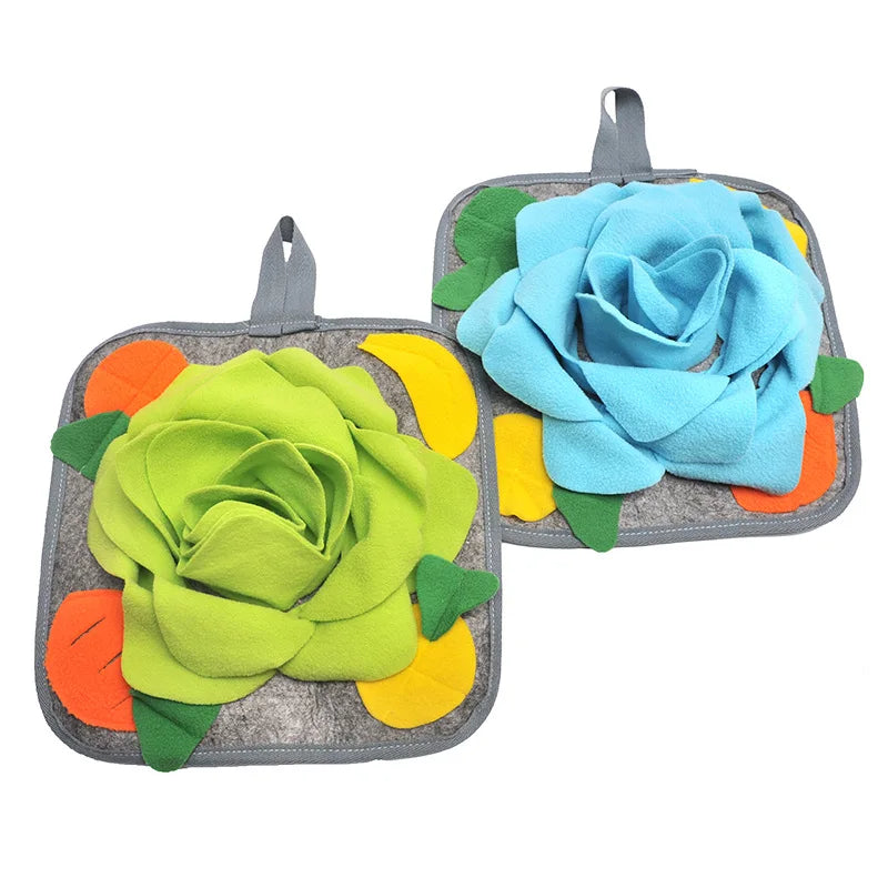 Graues Schnuffemat mit Stoffblumen in Grün- und Blautönen für Hunde und Kaninchen.