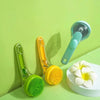 مجموعة من فرش استحمام الحيوانات الأليفة المتخصصة باللونين الأخضر والأصفر معروضة على سطح أخضر فاتح.