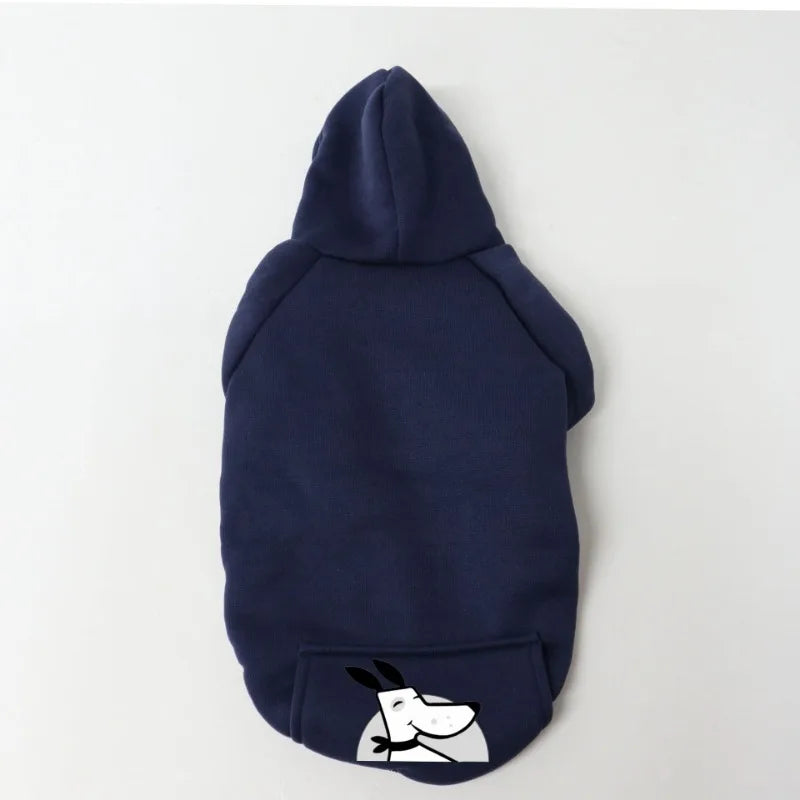 Dunkelblaue Fleece-Kapuzenpullover für Hunde mit weißer Cartoon-Gesichtsdarstellung.