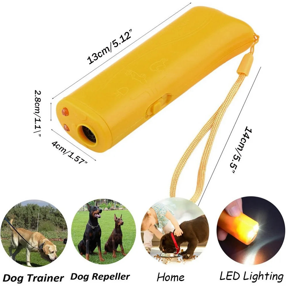 Entraîneur canin ultrasonique et lampe de poche jaune avec sangle, montré à côté de chiens dans un cadre domestique.