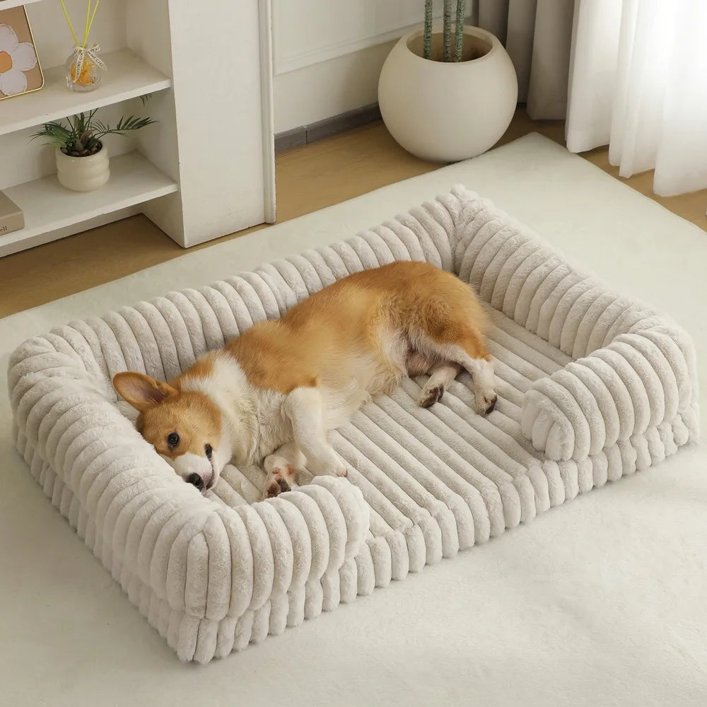 Ein flauschiger orange-weißer Hund liegt auf einem beige, gerippten Hundebett auf weißem Teppich.