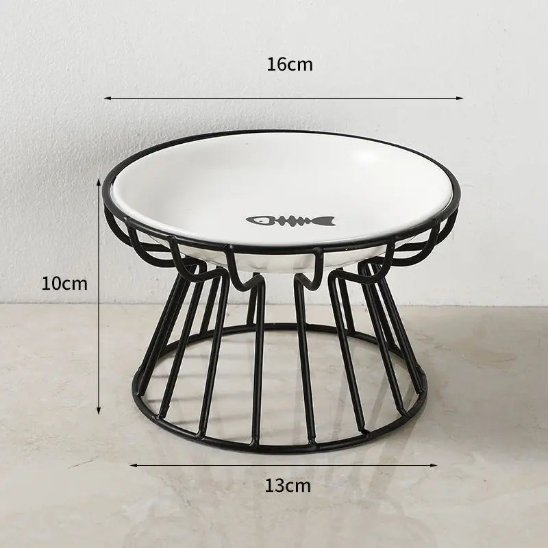 Schwarzer Metallständer mit weißer Keramikschale in Fischsilhouetten-Design