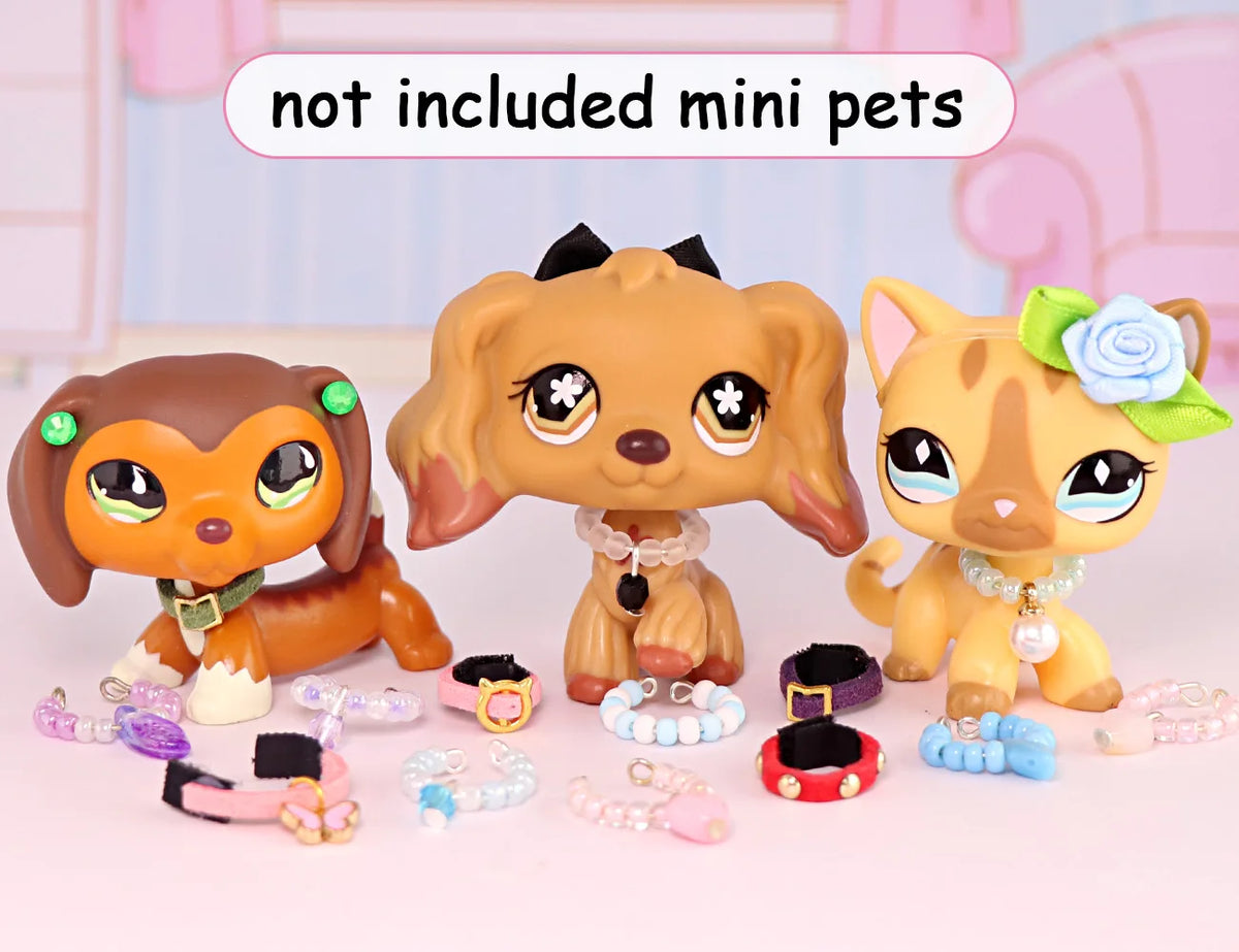 Trois colliers pour animaux faits à la main pour chiens et chats sont présentés sur un fond rose.