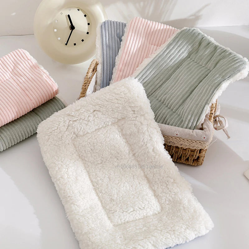 بيت هامستر دافئ في الشتاء مع بساط عش للحيوانات الأليفة الصغيرة