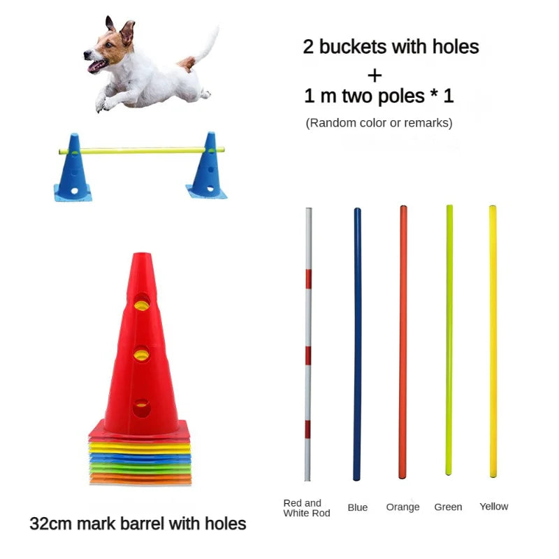 Un juego de dos cubos con agujeros y un metro de dos postes para entrenamiento de agilidad canina.