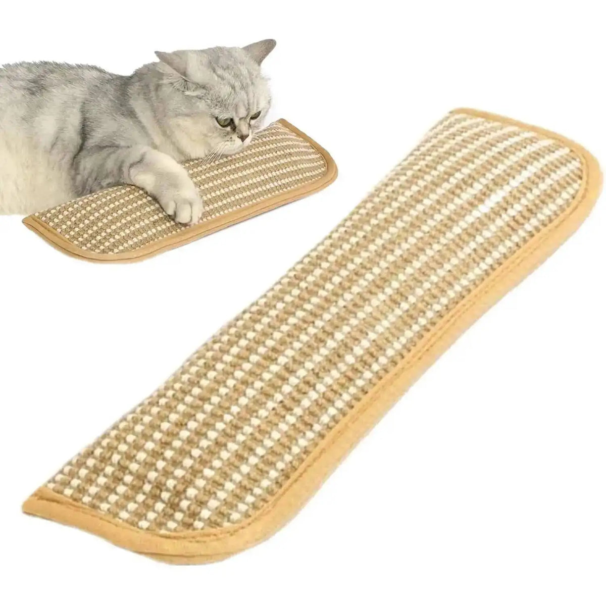 Ein flauschiger grauer Kater ruht auf einer beigen, strukturierten Kratzmatte.