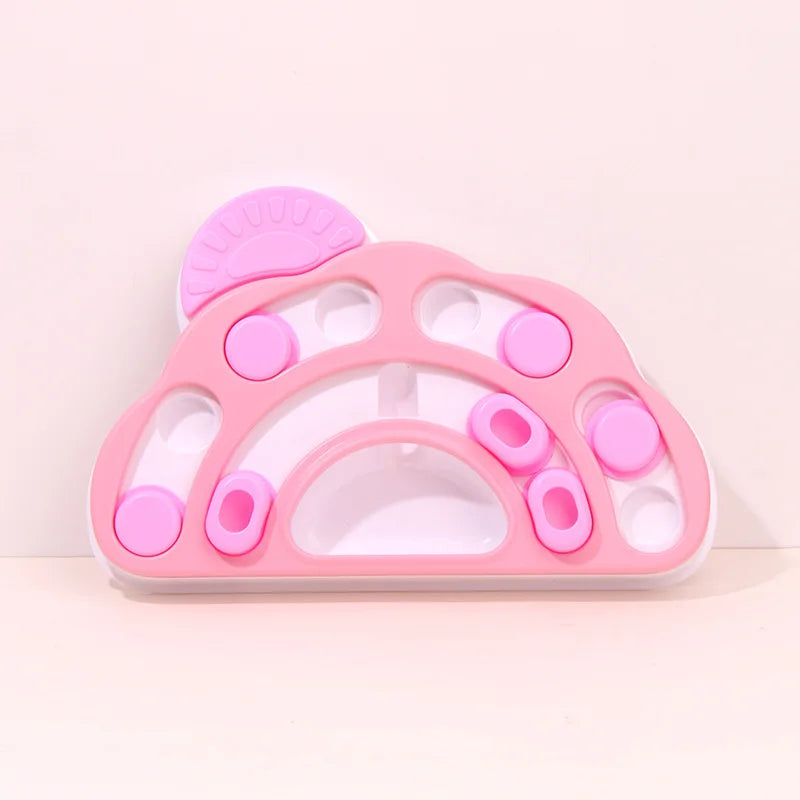 Jouet distributeur interactif rose pour chien et chat avec compartiments de différentes formes pour les friandises.