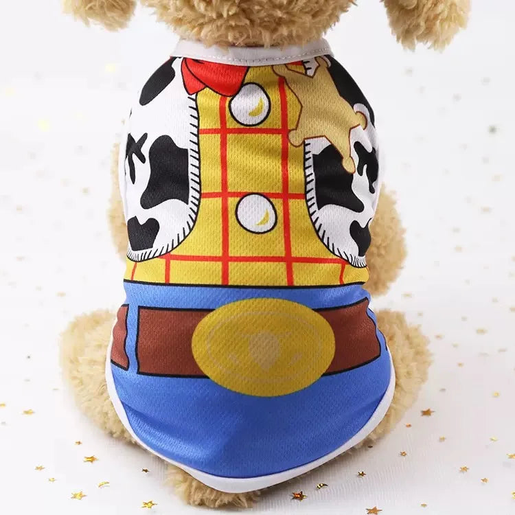 Un chien en peluche portant un gilet d'été à motifs jaune et noir avec des accents rouges et une section bleue en bas.
