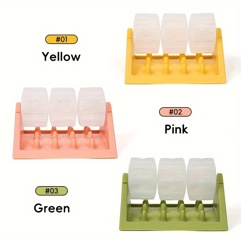 Drei farbcodierte Silikon-Futterpuzzle, gelb, pink und grün, in Einzelbehältern.