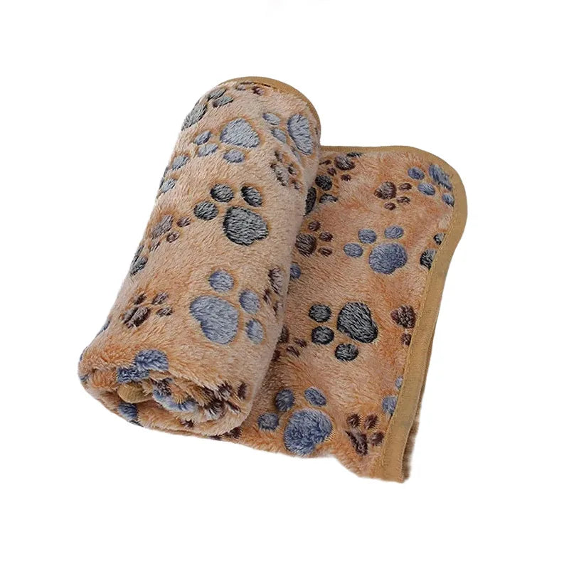 Gerollte weiche Korallen-Fleece-Haustierdecke mit grauen Pfotenabdruckmustern.