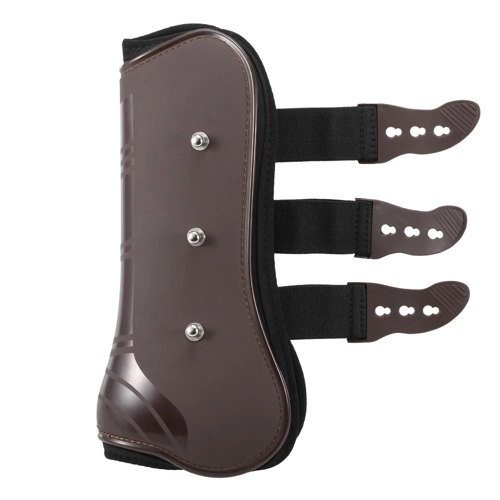 Une paire de bottes pour jambes de cheval marron réglables avec des sangles noires et des boucles argentées.
