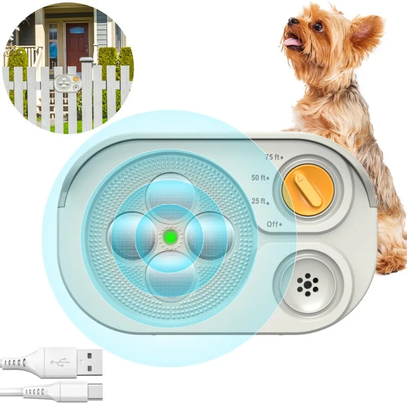 Un dispositif de dissuasion ultrasonique pour chiens, à côté d'un chien et de son cordon d'alimentation.