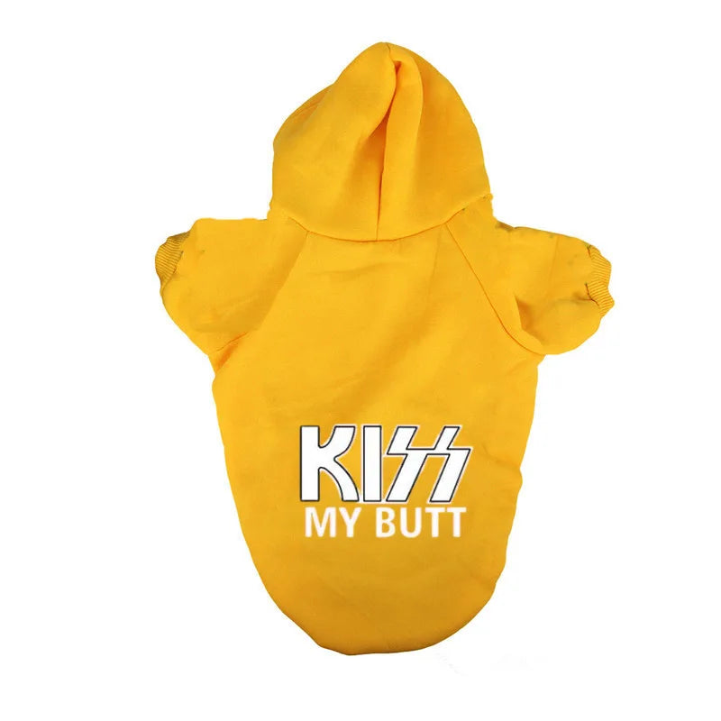 Un pull à capuche en velours jaune vif avec l'inscription KISS MY BUTT sur le devant.