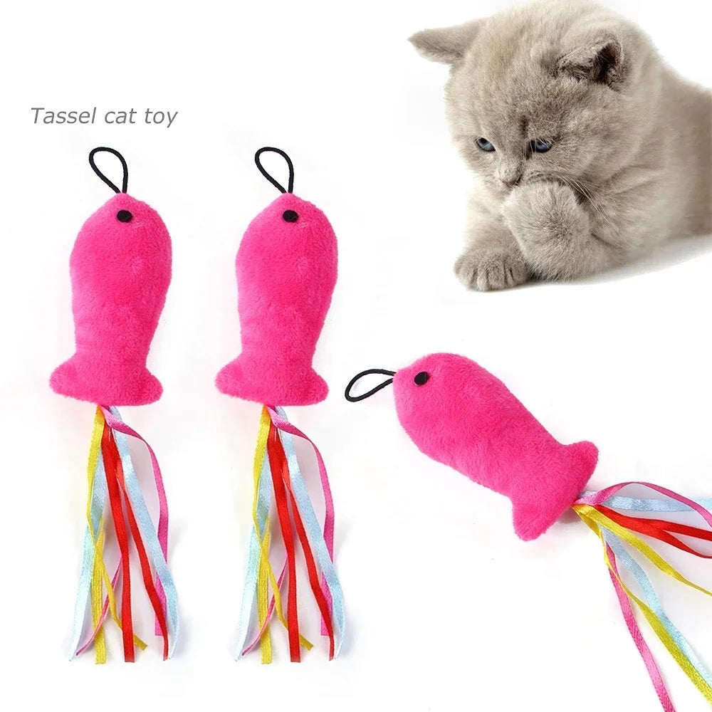 Rosa Pompon-Katzenspielzeug mit farbenfrohen Bändern und einem kleinen Kätzchen.