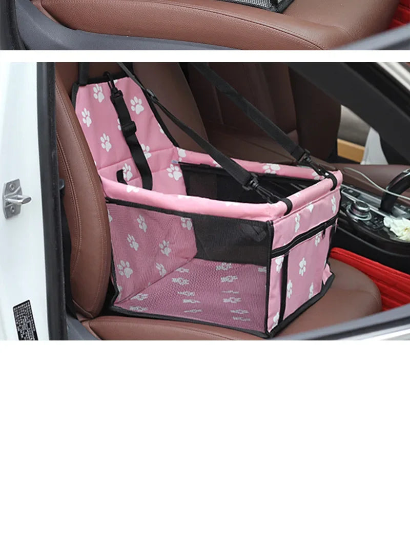 Siège transport pliable pour animaux, à motifs rose et blanc, installé dans un siège de voiture, montrant le tissu et les san