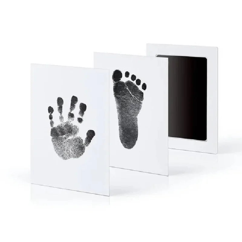Un ensemble d'impressions de mains et de pieds de bébé dans des cadres blancs.