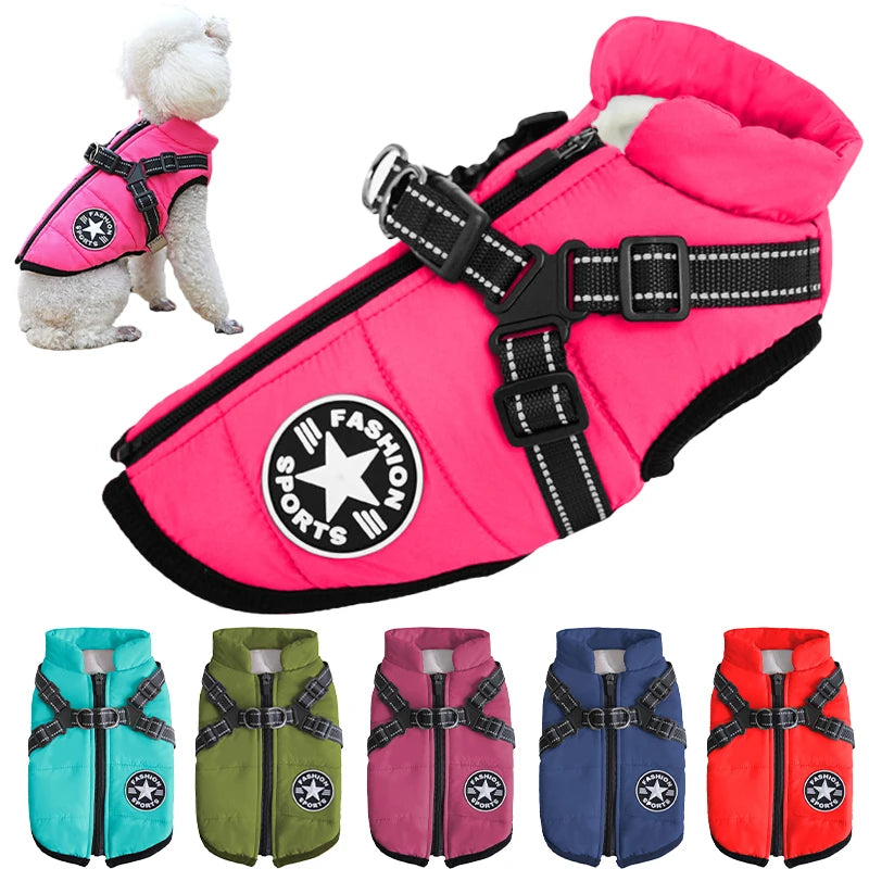 Chaqueta impermeable rosa para perro con arnés integrado, mostrada junto a un perro blanco pequeño.