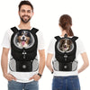 Ein Mann modelliert einen schwarzen Hundeträger-Rucksack auf seiner Brust und eine Frau modelliert ihn auf ihrem Rücken.