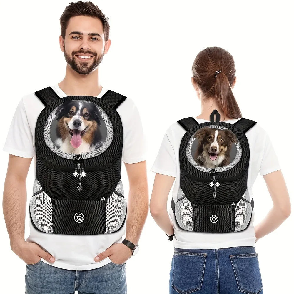 Ein Mann modelliert einen schwarzen Hundeträger-Rucksack auf seiner Brust und eine Frau modelliert ihn auf ihrem Rücken.