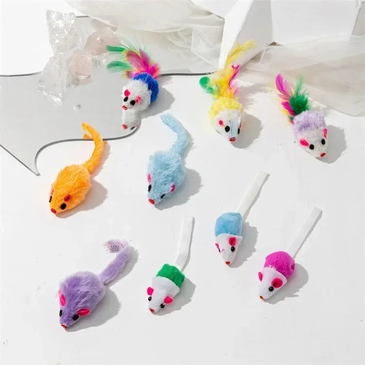 Collection de jouets à la souris en catnip colorés avec rattles et tiges, présentés sur une surface blanche.