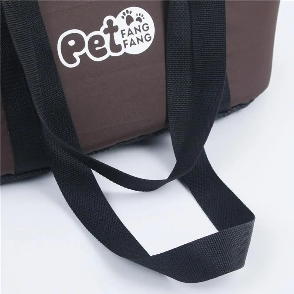 Transport pour animal souple marron avec sangle noire réglable et logo blanc 'Fang Fang'.