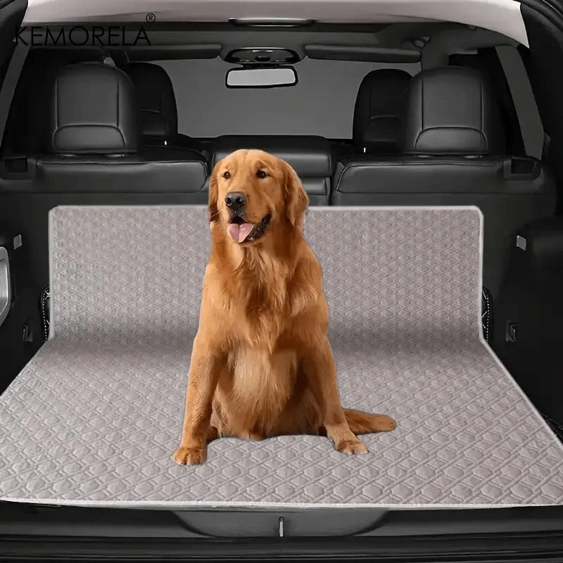 Un golden retriever est assis sur un tapis d'entraînement réutilisable gris dans le coffre d'une voiture.