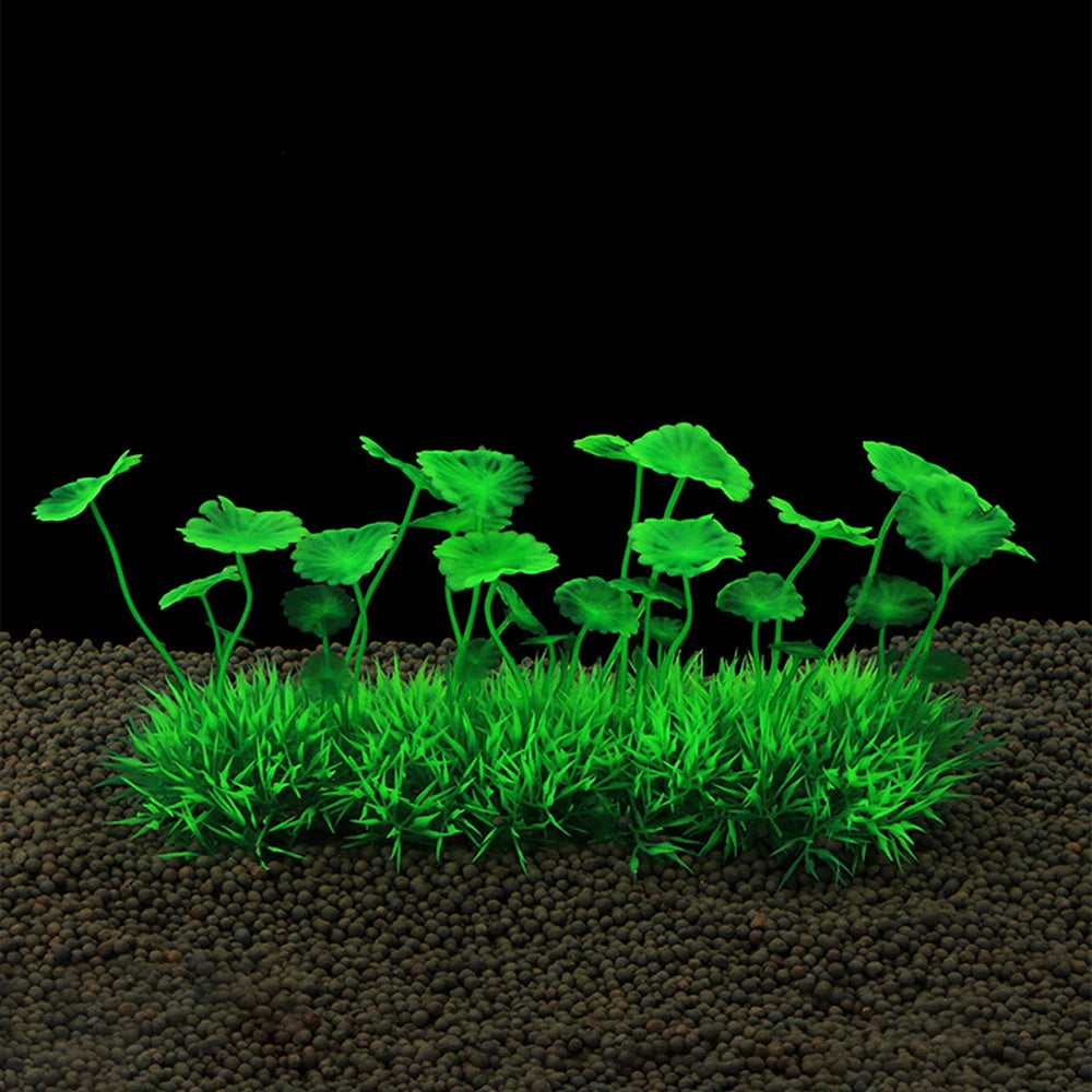 Planta de acuario artificial con base de cerámica creciendo en tierra oscura contra fondo negro.
