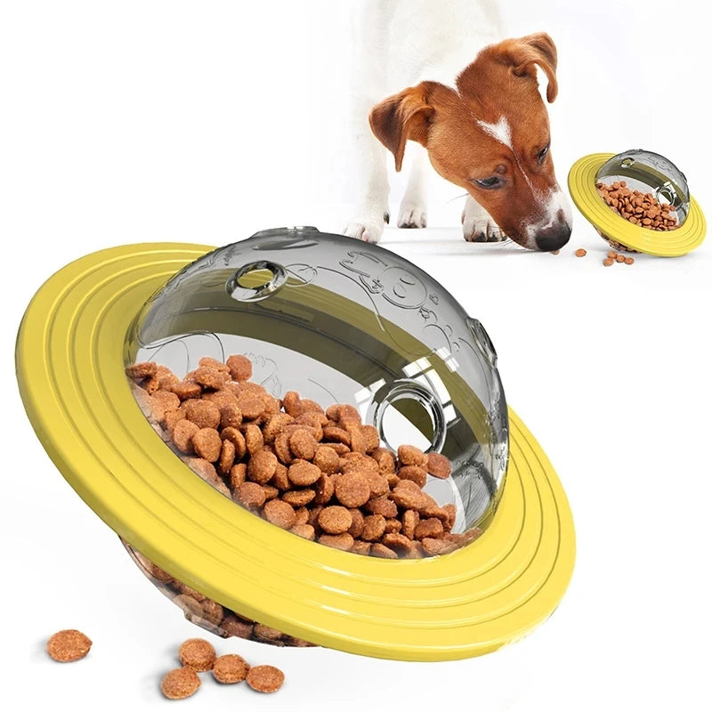 Cuenco dispensador de golosinas para mascotas amarillo con cúpula transparente junto a comida y un perro.