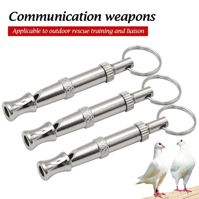 Drei verstellbare Edelstahl-Kommunikationswaffen oder Pfeifen mit Metallringen neben einem weißen Vogel.
