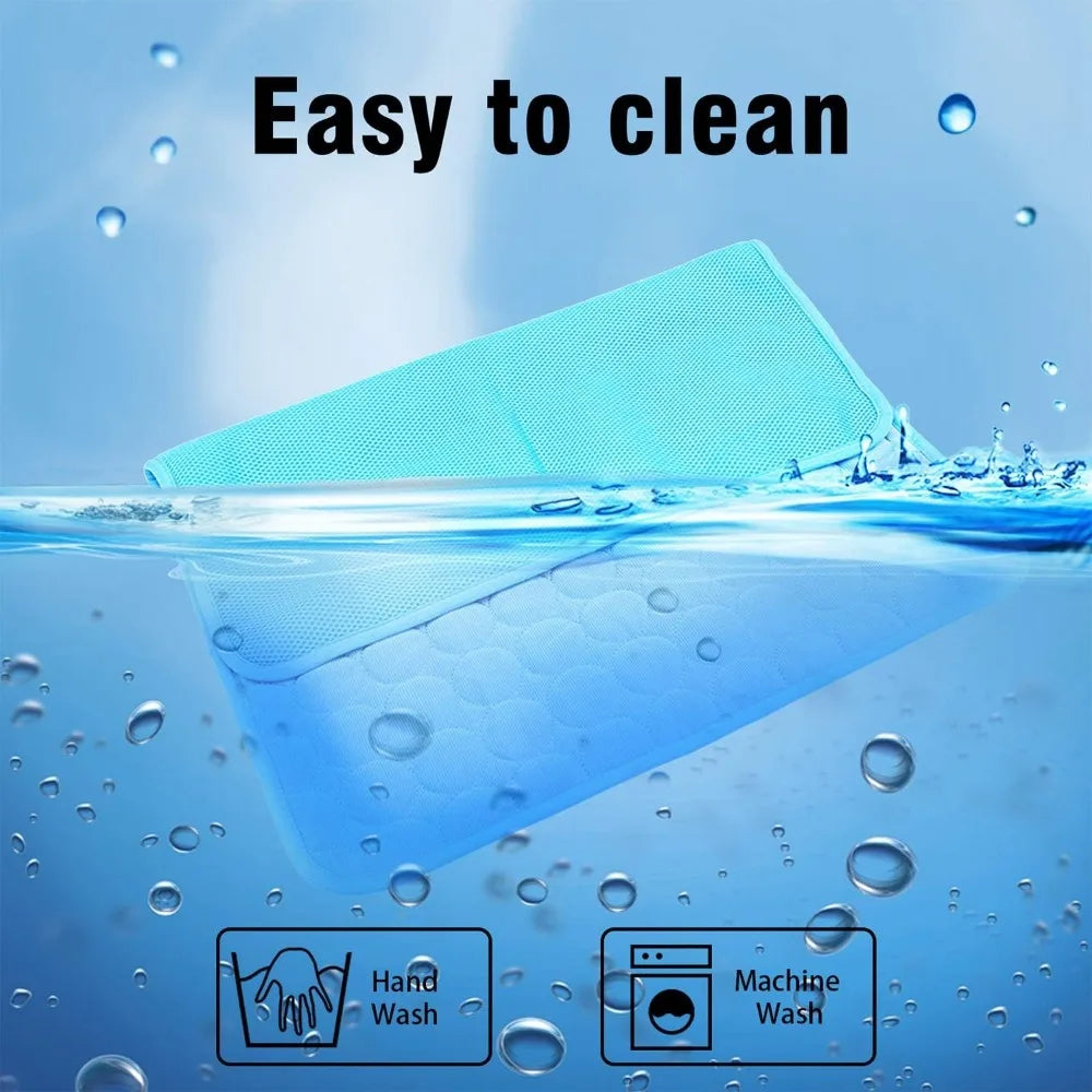 Un tapis en silicone bleu clair pour animaux flottant dans l'eau, montrant sa facilité de nettoyage.