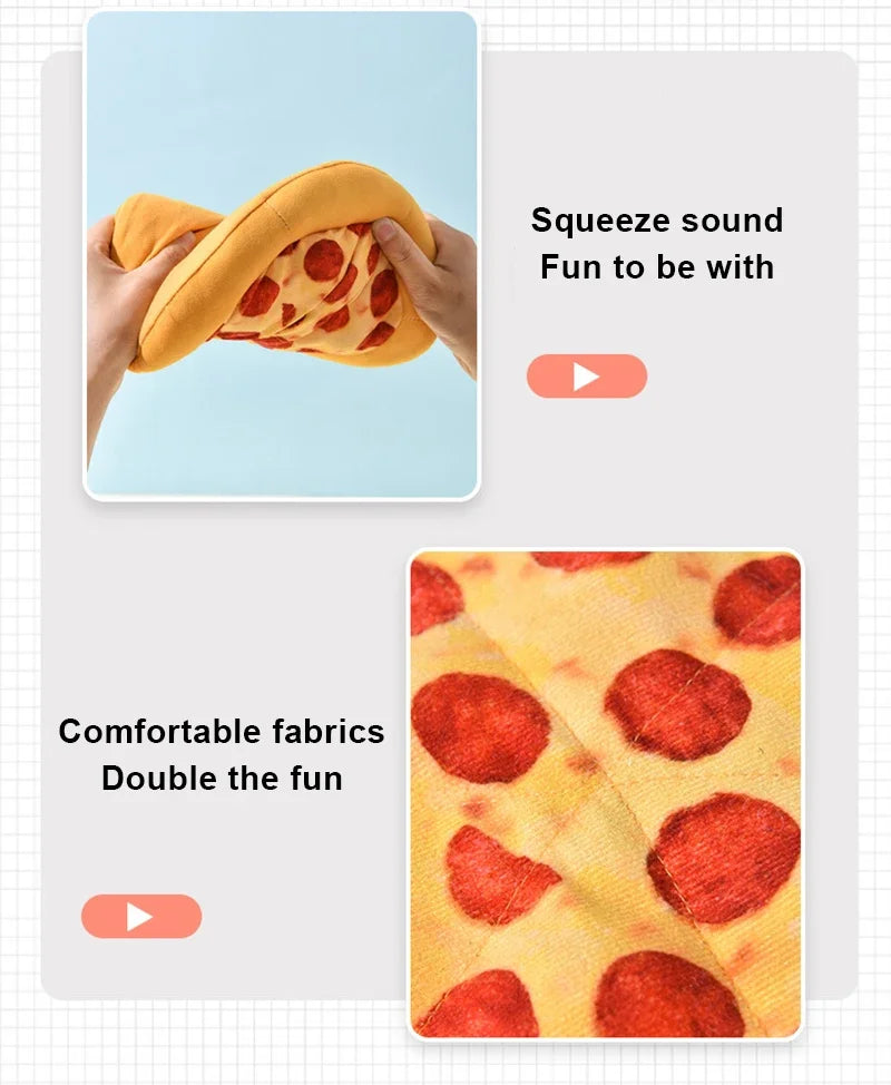 Une main serre un jouet en peluche jaune en forme de pizza et de pâte pour faire du bruit.