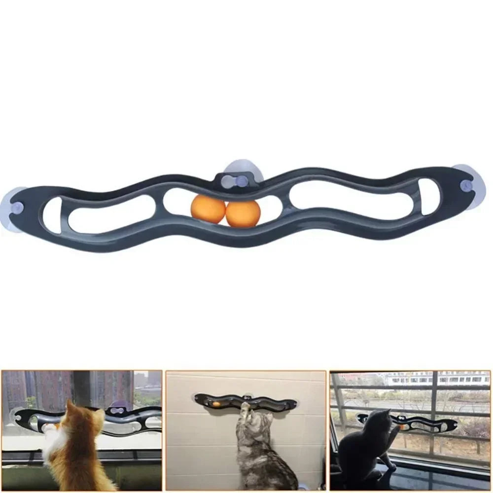 Jouet pour chat en forme de piste incurvée avec ventouses, montré sous différents angles.
