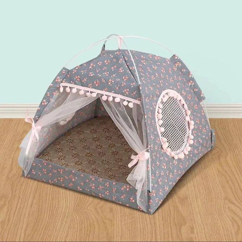 Lit pour animal en forme de fleur gris et rose, semi-fermé avec porte en filet et tissu transparent.