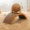 Jouet à griffer pour chat en bois et sisal, avec une grande balle et une surface inclinée.