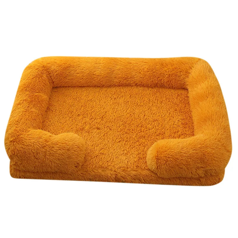 Ein großes, rechteckiges orangefarbenes Plüschhundbett mit abgerundeten Kanten und flauschiger Textur.