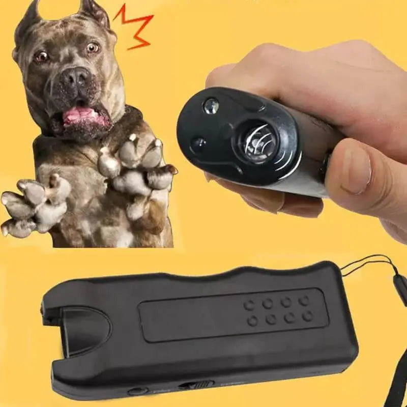 Una mano sostiene un dispositivo disuasorio ultrasónico para perros y una unidad electrónica negra.
