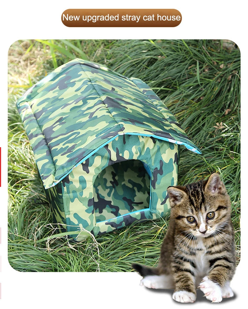 Maison pour chat extérieure vert camouflage et marron avec entrée, posée sur de l'herbe verte.