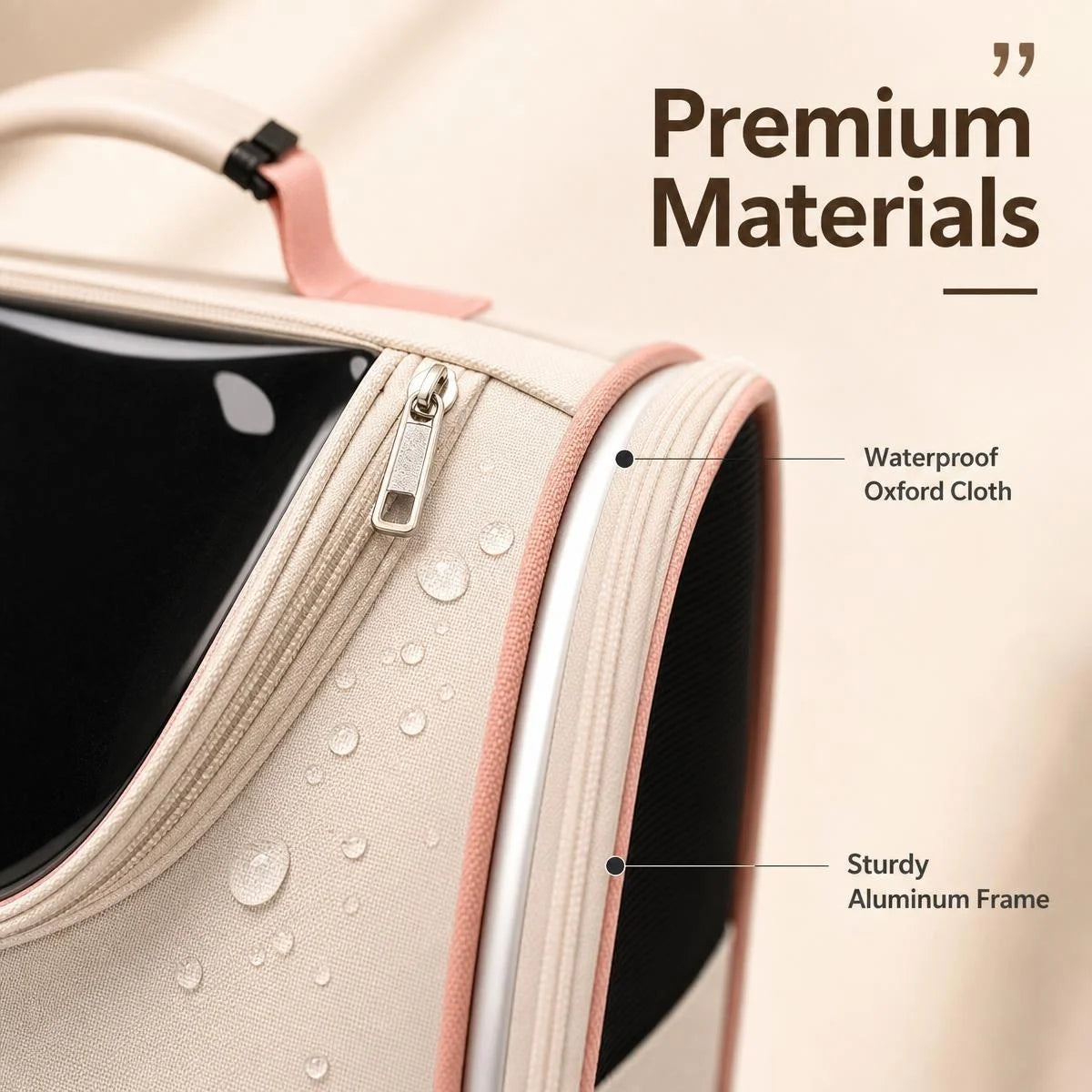 Gros plan d'un sac à dos pour animaux panoramique beige, avec toile Oxford imperméable et un cadre en aluminium solide.