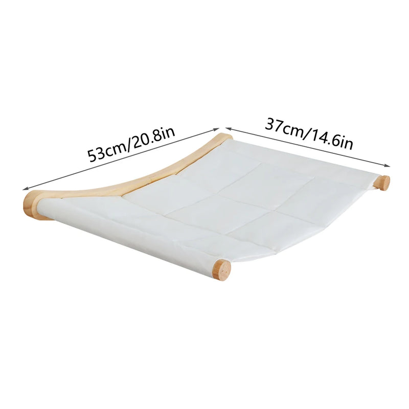 شجرة قطط جدارية مع رفوف خشبية وأماكن استراحة