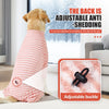Rosa gestreiftes Fleece-Hundpullover mit verstellbarer Schnalle auf einem Hund.