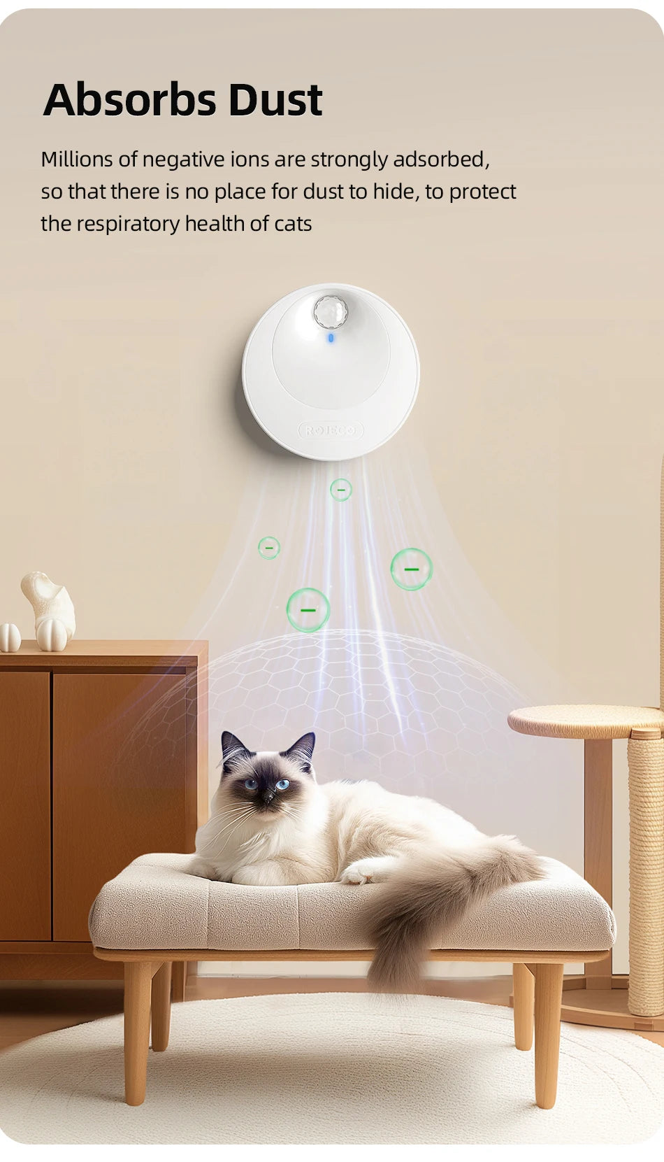Un déodorisant pour litière intelligent blanc émet des rayons de purification ionique vers un chat assis sur un banc en bois.