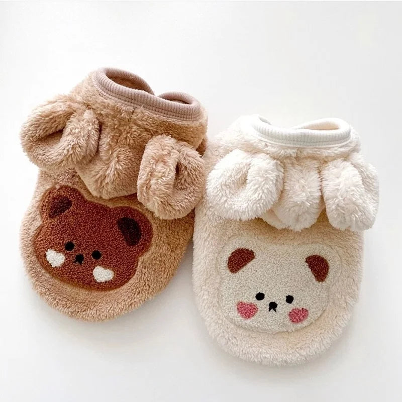Un ensemble de sweats à capuche en polaire polaire pour chien, marron et crème.