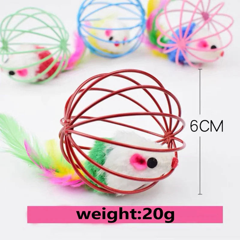 Rote Metalldraht-Maus-Katzenpuppe mit weißem Fell und pinken Akzenten neben ähnlichen Spielzeugen.