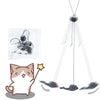 Hängendes Kratzspielzeug für Katzen mit Katzenfigur und hängender schwarzer Pelzball.
