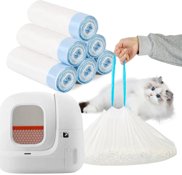 Cordons blancs de sacs à litière pour chat, à côté d'un kit pour animaux et d'un chat blanc.