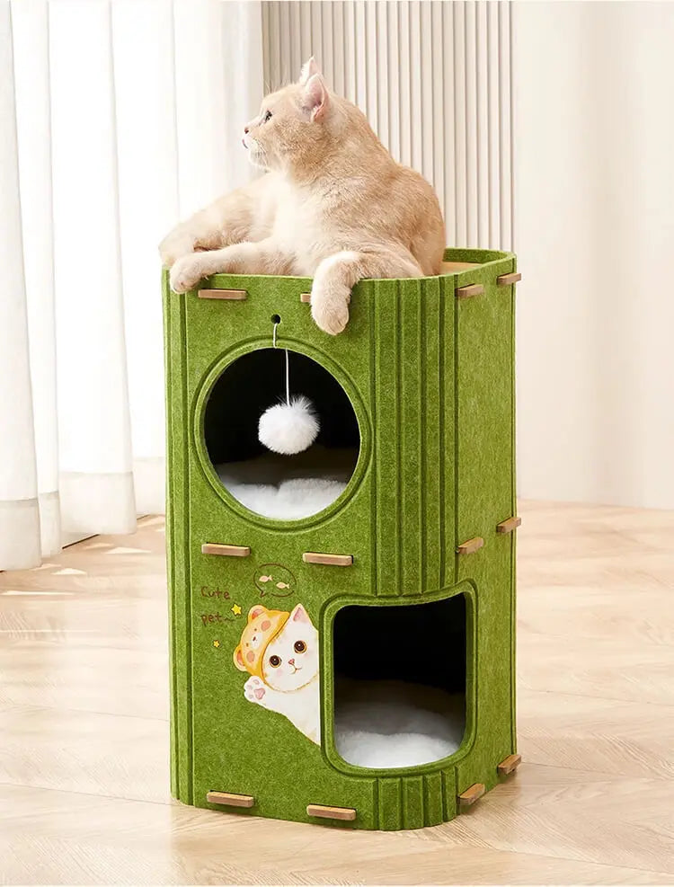 Un gato naranja peludo está relajándose dentro de una casa para gatos verde texturizada vertical con una abertura oval y una 