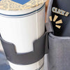 Un porte-boisson portable avec une tasse blanche et un mécanisme de serrage noir, prêt à être utilisé dans un véhicule.